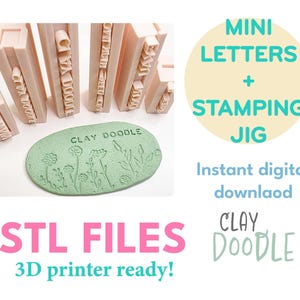 Puede incluir: Sellos de arcilla rosa claro con las palabras "CLAY DOODLE" y otro texto. También se muestra un óvalo de arcilla verde con diseños florales y las palabras "CLAY DOODLE". El texto de la imagen dice "MINI LETTERS + STAMPING JIG" y "STL FILES 3D printer ready!"