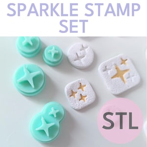 Peut inclure: Un ensemble de six tampons en forme d'étoile pour l'artisanat. Les tampons sont en silicone blanc et bleu clair et présentent des accents de paillettes dorées. Les tampons sont disposés sur une surface blanche avec le mot "STL" écrit en rose sur un cercle.