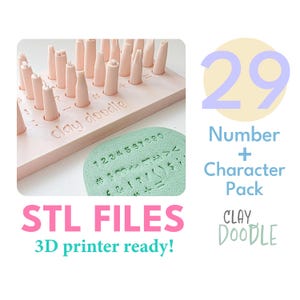 Può includere: Un set di strumenti per il clay doodle rosa chiaro con varie forme e un timbro verde con numeri e simboli. L'immagine include il testo "STL FILES 3D printer ready!" e "29 Number + Character Pack".