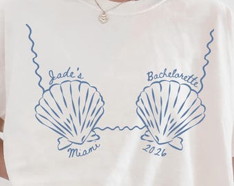 Aangepaste strand vrijgezellenfeest comfort kleuren shirts, bikini's en martini's shirt, laatste toast op de kust, schelpen en bruiloftsklokken