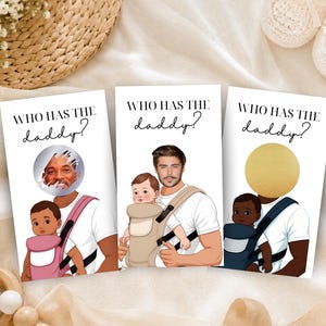 Pode incluir: Três cartões de jogo retangulares com o texto WHO HAS THE daddy? impresso no topo. Cada cartão apresenta uma ilustração de uma pessoa usando um porta-bebés com um bebé. Um cartão tem um círculo prateado para raspar, um mostra um homem e um tem um círculo dourado.