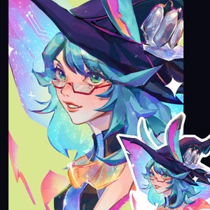 以下が含まれることがあります： 青い髪の女性が、虹色の蝶の形をした大きなつばのある魔女の帽子をかぶっているデジタルイラスト。彼女は眼鏡とカラフルな衣装を着ています。背景は薄い緑色です。