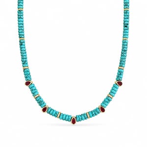 Puede incluir: Un collar que presenta una hilera de cuentas redondas de color turquesa con vetas negras, intercaladas con pequeños espaciadores dorados y cinco piedras de color rojo intenso en forma de lágrima engastadas en marcos dorados.