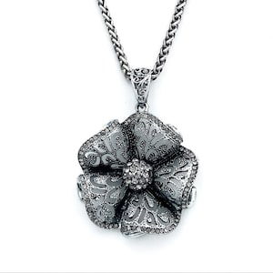 Collar largo de pedrería de flores de plata vintage