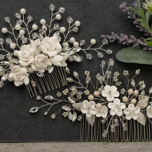 Weiße Blumen mit Perlen Braut Haarkamm, Hochzeit Accessoire, Braut Haarschmuck, Silber Kamm, Brautkamm, Haarschmuck