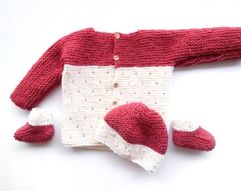 De Strawberry Seed babyset bevat: gebreid babydekenpatroon, gebreide mutspatroon, babyslofjespatroon en babyvestpatroon PDF