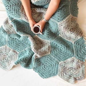 Super chunky crochet blanket pattern, cozy crochet throw blanket in 4 sizes, easy afghan blanket for beginners, modern crochet home decor