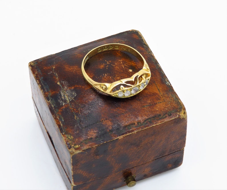 Chester Antique 18ct yellow gold five paste stone Boat Ring