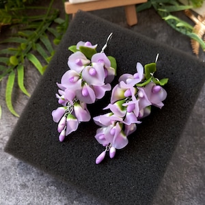 Pendientes de glicina delicada - flores de arcilla polimérica - accesorios de cumpleaños - pendientes universales - regalo para ella - pendientes de rama - flores lilas