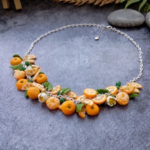 Damesketting met sinaasappelen, mandarijnbloemen, polymeerklei, accessoire sieraden cadeau voor haar, ketting met mandarijnbloemen