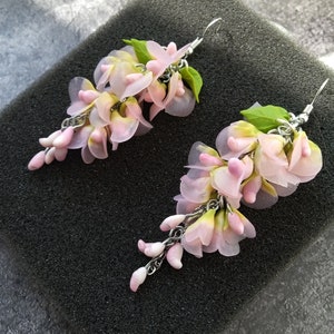 Boucles d'oreilles Glycine délicate - fleurs en pâte polymère -accessoires d'anniversaire -boucles d'oreilles universelles - un cadeau pour elle- boucles d'oreilles en grappe- fleurs bleues