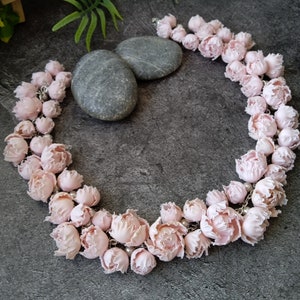 Collana con peonie rosa. Realizzata in argilla polimerica. Colore su richiesta.
