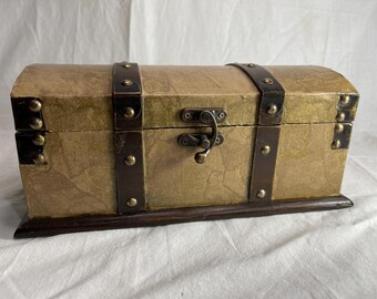 Caja con tapa abovedada y decoupage de piel sintética