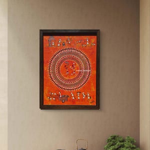 Pu&ograve; includere: Un dipinto rettangolare incorniciato con uno sfondo arancione vibrante e complessi disegni a linee bianche. L'opera mostra un motivo centrale a mandala circolare circondato da piccole figure di persone, animali e capanne.