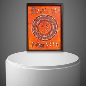 Pu&ograve; includere: Un dipinto rettangolare incorniciato con uno sfondo arancione vivace che presenta figure stilizzate bianche in un motivo circolare. L'opera raffigura varie scene di vita quotidiana, tra cui persone, animali e un carro, in uno stile di arte popolare.