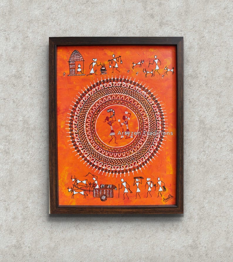 Pu&ograve; includere: Un dipinto rettangolare incorniciato su sfondo arancione con figure bianche in stile Warli. Il centro mostra un grande motivo a mandala circolare con due figure danzanti. Il testo Artyzen Traditions &egrave; visibile al centro.