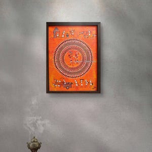 Pu&ograve; includere: Un dipinto rettangolare incorniciato con uno sfondo arancione vibrante e intricate figure bianche in stile Warli. Il design centrale &egrave; un grande motivo a mandala circolare con piccole figure che danzano all'interno, circondato da scene di vita quotidiana.