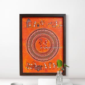 Pu&ograve; includere: Un dipinto rettangolare incorniciato con sfondo arancione che presenta figure stilizzate bianche e un motivo a mandala circolare centrale. L'opera include raffigurazioni di una capanna, animali, un carro e persone, con il testo Artyzen Traditions.