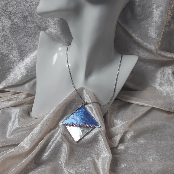 Pendentif triangle en verre vitrail bleu et transparent. Collier vitrail. Bijou verre.
