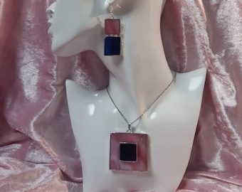 Ensemble Pendentif /boucles d'oreilles en vitrail rose et bleu nuit entièrement réalisé à la main.