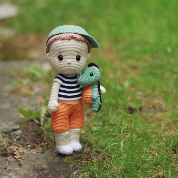 MUSTER: Häkelpuppe Junge mit Dino | Amigurumi Anleitung für Puppen häkeln