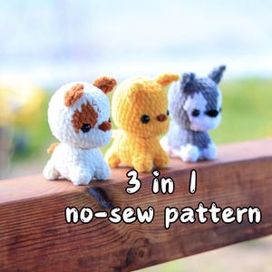 Puede incluir: Tres perros de peluche tejidos a crochet, uno blanco con detalles marrones, uno amarillo y uno gris con detalles blancos. Los perros están sentados sobre una superficie de madera. El texto "3 en 1 patrón sin costuras" está debajo de los perros.