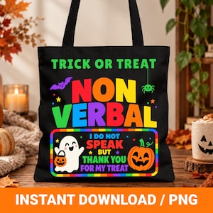 Puede incluir: Una bolsa de tela negra con el texto TRICK OR TREAT NON VERBAL en letras coloridas. Debajo, un borde rectangular contiene un fantasma blanco sosteniendo un cubo de calabaza, una calabaza de Halloween y el texto I DO NOT SPEAK BUT THANK YOU FOR MY TREAT.