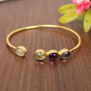 Multi Edelstein Armreif - Vergoldet in Messing - Handgefertigtes Armband - Verstellbarer Armreif - Schlichtes Armband - Boho Schmuck - Geschenk für Sie