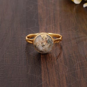 Anillo de pirita natural, anillo de latón, anillo con piedra natal de agosto, anillo chapado en oro, anillo llamativo, anillo solitario redondo, joyería para mujer, regalo para ella