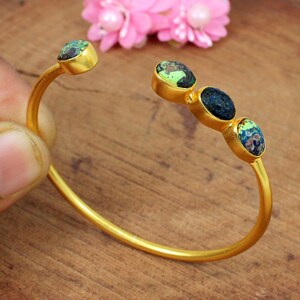 Vergoldeter Messing-Armreif: Chrysokoll-Edelstein, verstellbar