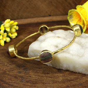 Handgefertigter Multi Fluorit Edelstein Armreif: Vergoldetes Messing