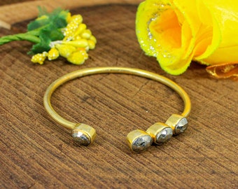 Pulsera de puño de pirita natural- Pulsera de brazalete de piedras preciosas- Latón chapado en oro- Pulsera ajustable- Brazalete Boho- Joyería de boda- Regálela