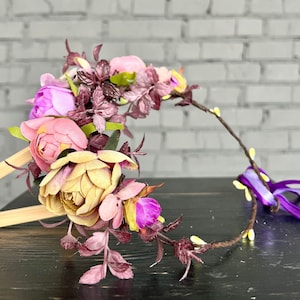結婚式の王冠紫とピンクの花の王冠花輪茶色のワイヤーベースの王冠は繊細な花と葉で飾られ、王冠の花嫁