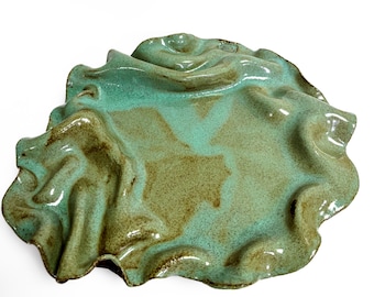 Piatto in ceramica organica, piatto da portata scultoreo, piatto in terracotta fatto a mano, stoviglie verdi e terrose, centrotavola artistico, opera d'arte in ceramica unica