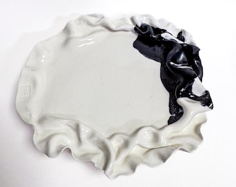 Plato de porcelana de Limoges, plato para servir hecho a mano, forma orgánica, esmalte negro mate, vajilla moderna, plato escultural
