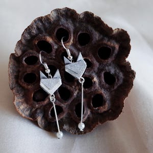 Orecchini a forma di volpe argentata, eleganti gioielli a forma di volpe, regalo di compleanno per amici, regali per amanti delle volpi, orecchini a forma di volpe origami, regalo di carta, regalo di anniversario per la moglie