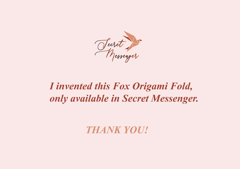 Pu&ograve; includere: Uno sfondo rosa con un design di volpe origami marrone e il testo "Secret Messenger". Il testo sottostante dice "Ho inventato questa piegatura di origami di volpe, disponibile solo in Secret Messenger. GRAZIE!"