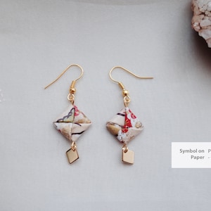Semplici orecchini origami, regali fatti a mano per lei, gioielli geometrici, regali significativi per la moglie, gioielli di carta, orecchini di carta giapponese