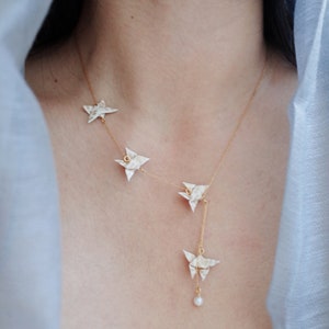 Zierliche Schmetterling Halskette, Elegante asymmetrische Halskette, kleine Origami Schmetterling Schmuck, Sommer Schmuck, Geschenk für Tochter, Geschenk für Frau