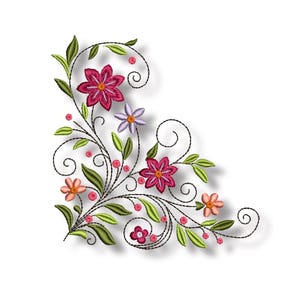 Könnte beinhalten: Gesticktes Blumendesign mit einer Eckanordnung aus Blumen und Blättern. Das Design umfasst rosa, pfirsichfarbene und lavendelfarbene Blumen, grüne Blätter und schwarze, wirbelnde Ranken. Kleine rote Beeren sind verstreut.