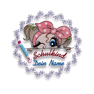 Könnte beinhalten: Gesticktes Design mit einem Cartoon-Mädchen mit rosa Schleife und blauem und rosa Bleistift. Der Text lautet "Schulkind Dein Name" in Rot und Blau. Das Design ist von einem blauen Blumenrand umgeben.