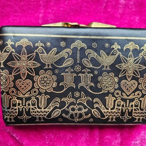Cartera vintage de cuero negro/ Diseños de adornos dorados/ Cierre con broche de hierro/ Dos compartimentos