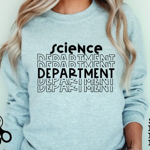 Puede incluir: Una sudadera de color azul claro con el texto "science department" repetido en un diseño apilado y en capas. El texto es de color negro y la sudadera es de color azul claro.