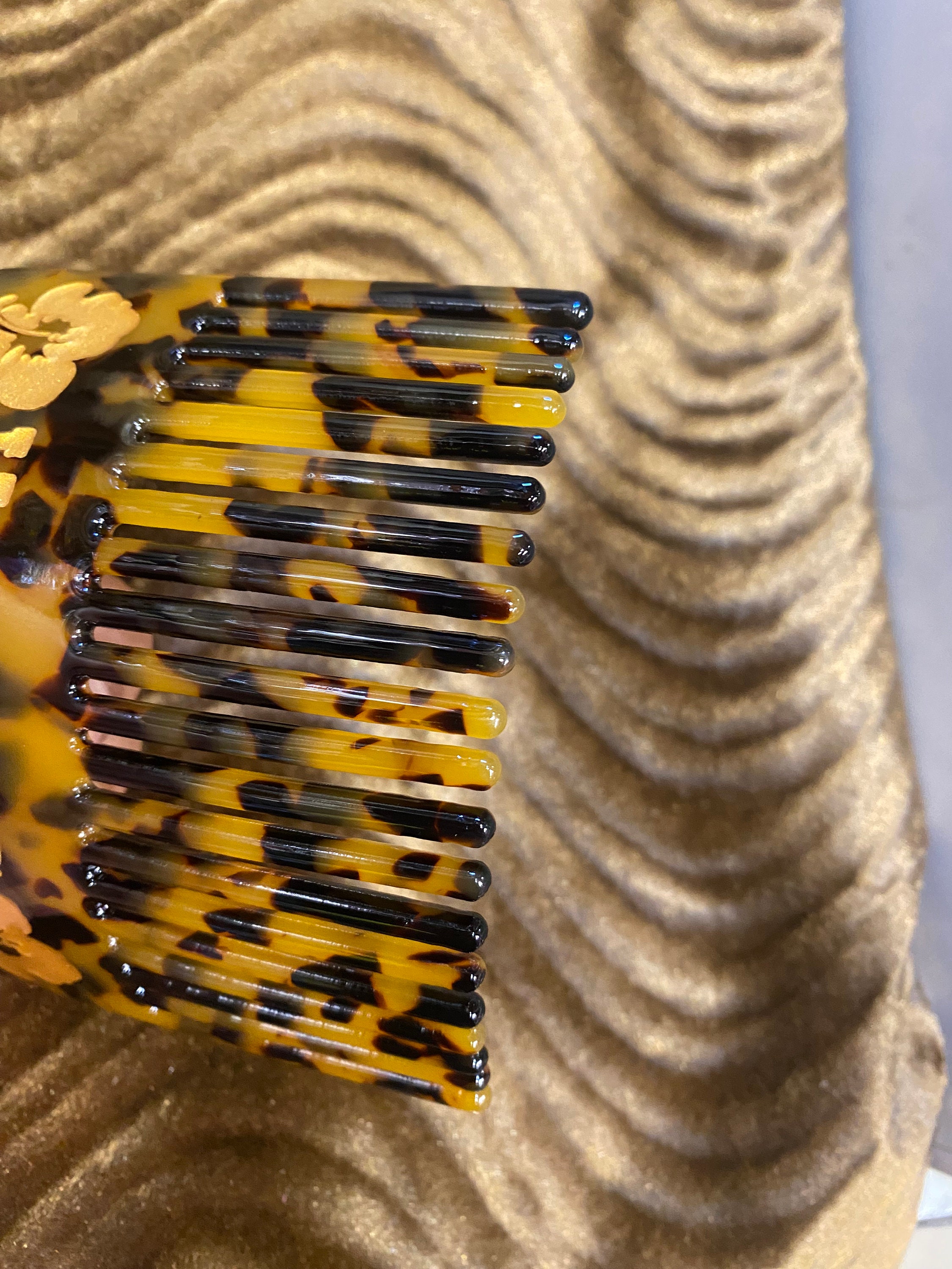 Vintage Hawaiian Shell Hair Combs. Tortoise & real shells. Beautiful condition Antique Shell Comb - Etsy main image 4