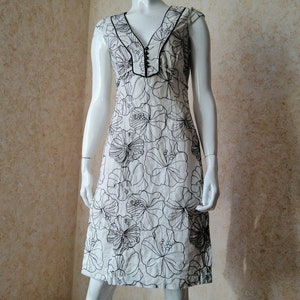 Vintage Basic Vit Klänning med Blommönster Storlek M Flörtig Festival Sommarklänning Cocktailklänning. Tillverkad i Spanien