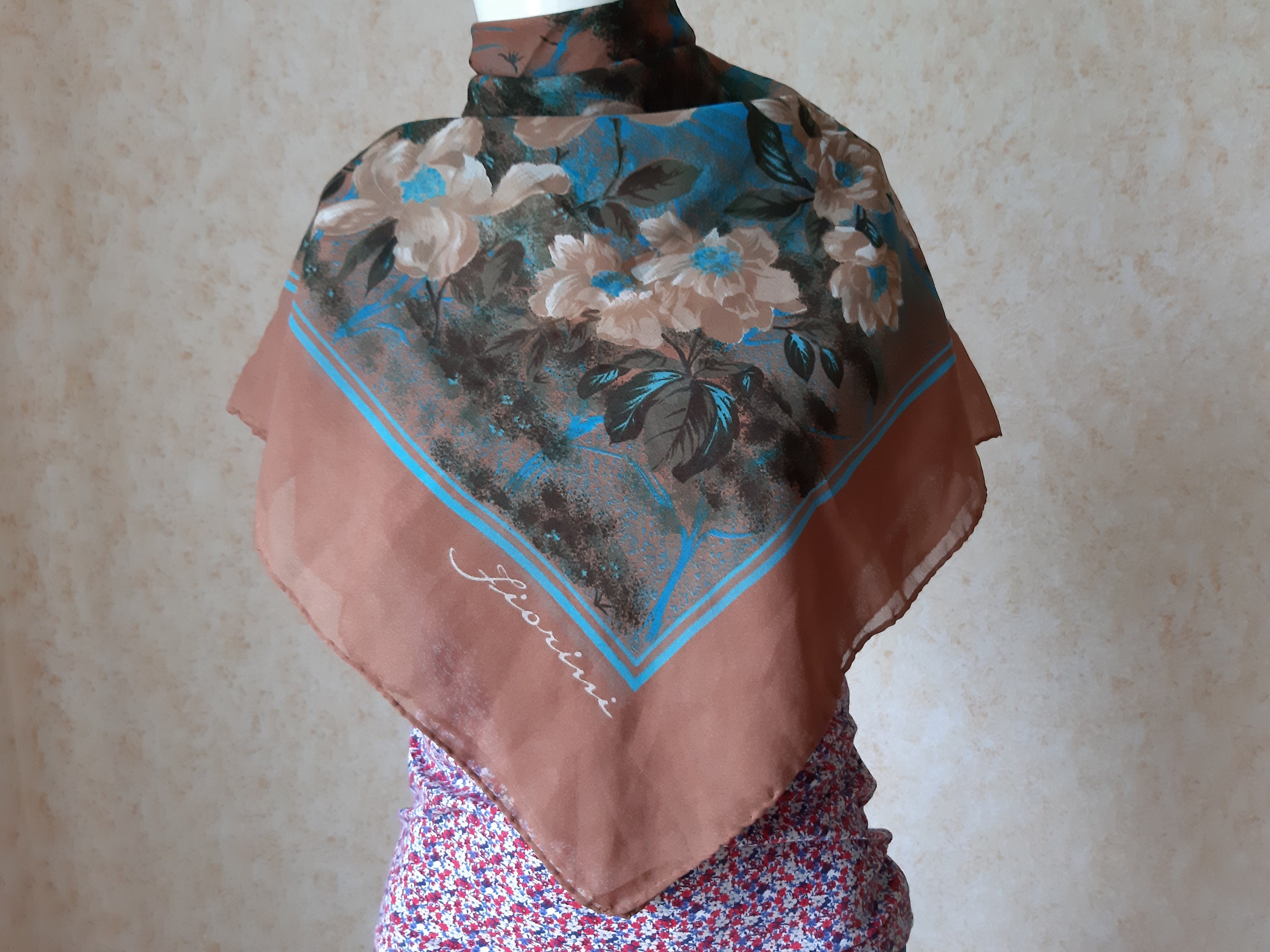VINTAGE BEAU CARRE FOULARD en SOIE DES CHEVAUX AU GALOP. rouloté a la
