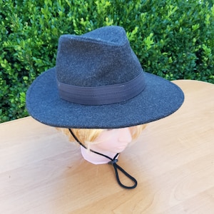 Vintage Trachten Capo hat. Blue tweed fedora. Austrian Wool Fedora hat in like new condition.Beautiful lining.Rat Pack 1970 hip retro hat