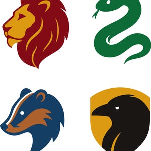 Può includere: Quattro stemmi delle case: una testa di leone bordeaux e oro, un serpente verde, un tasso blu e marrone e un corvo su uno scudo dorato. Illustrazioni stilizzate, perfette per i fan della letteratura fantasy.