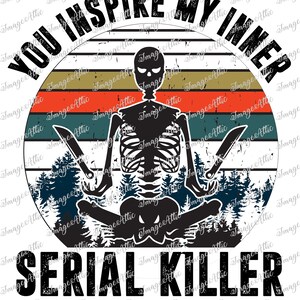 Puede incluir: Diseño gráfico con un esqueleto sosteniendo dos cuchillos, sobre un fondo de bosque y un fondo a rayas en naranja, verde y marrón. El texto dice "YOU INSPIRE MY INNER SERIAL KILLER."