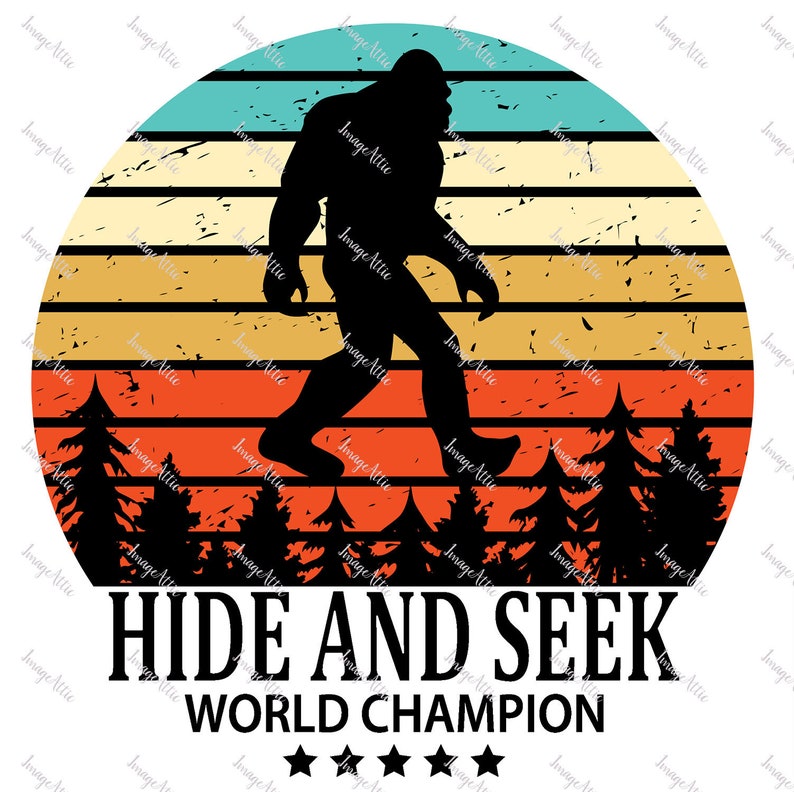 K&ouml;nnte beinhalten: Schwarze Silhouette von Bigfoot, der &uuml;ber ein farbenfrohes Sonnenuntergangsdesign geht. Das Design umfasst einen t&uuml;rkis-, gelb-, orange- und rot gestreiften Hintergrund mit Kiefern am unteren Rand. Der Text lautet "HIDE AND SEEK WORLD CHAMPION."